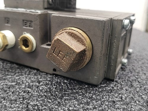 Numatics 228-703B Solenoid 2 Valve Manifold Pneumatic Air Control 120VAC