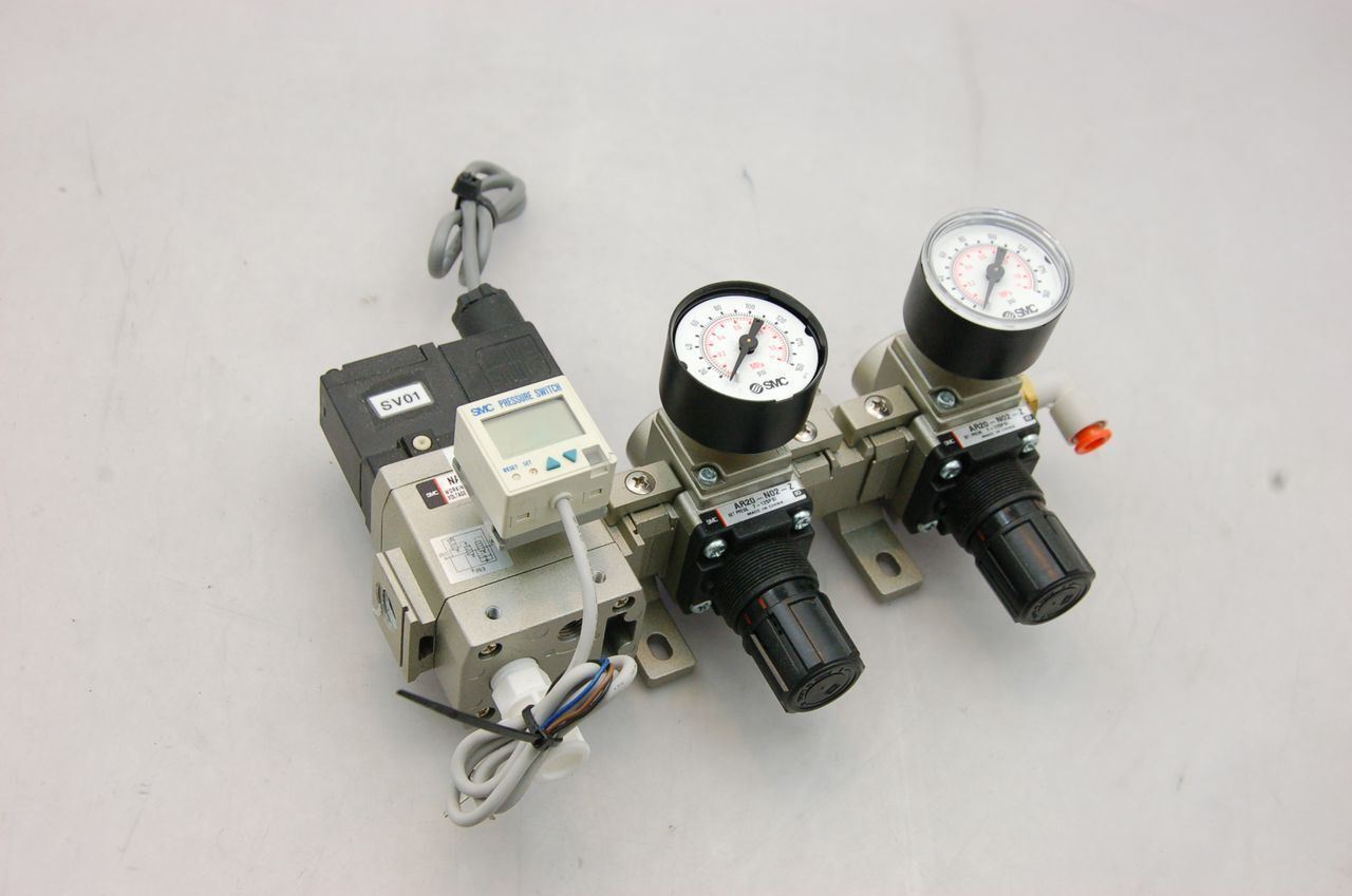 SMC Nav2000-N02-5D Soft Start-UP w/ 2 x Ar20-N02-Z Pneumatic Regulators 24VDC