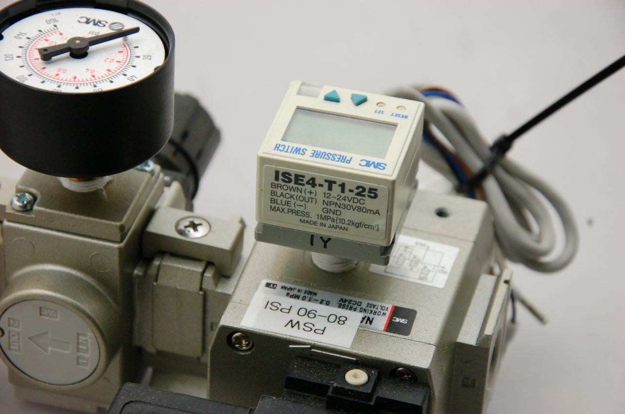 SMC Nav2000-N02-5D Soft Start-UP w/ 2 x Ar20-N02-Z Pneumatic Regulators 24VDC