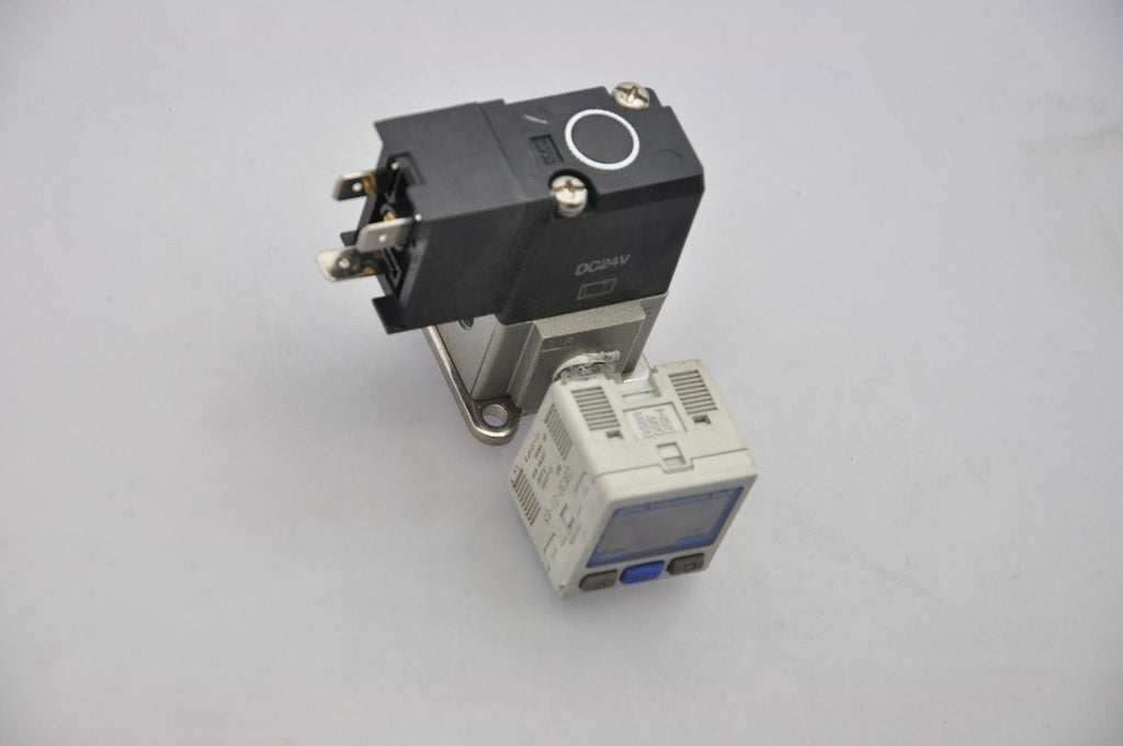 SMC Solenoid Valve EVT307-5DO-01F-Q W/ Smc Zse30-01-65