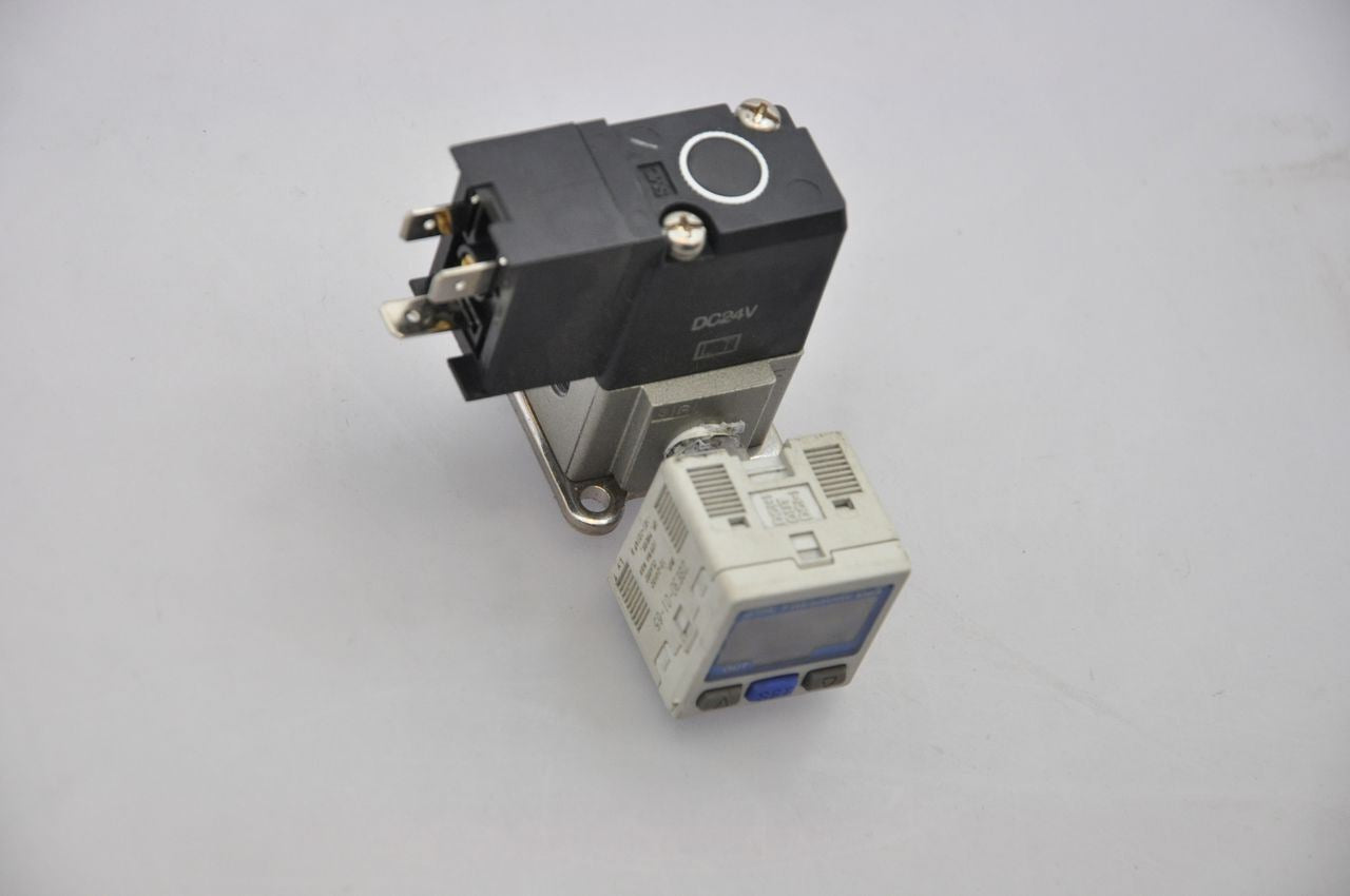 SMC Solenoid Valve EVT307-5DO-01F-Q W/ Smc Zse30-01-65