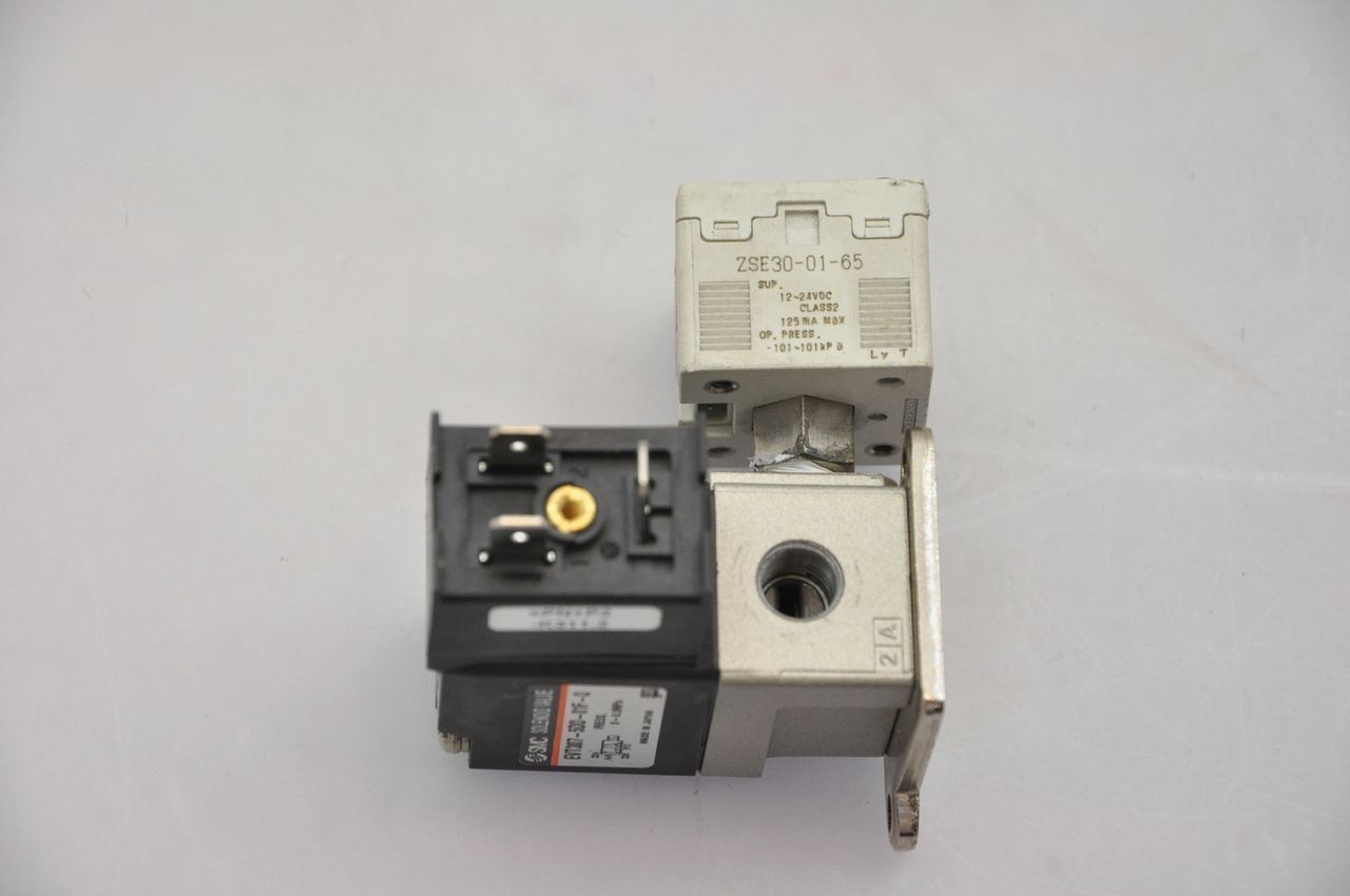 SMC Solenoid Valve EVT307-5DO-01F-Q W/ Smc Zse30-01-65