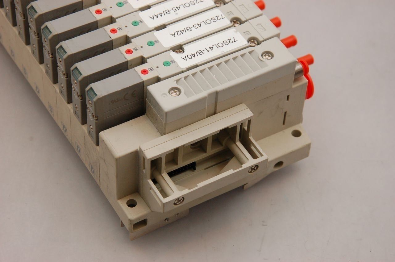 SMC SS5V2-10-CCM00366 10 Position Manifold for Parts or Repair