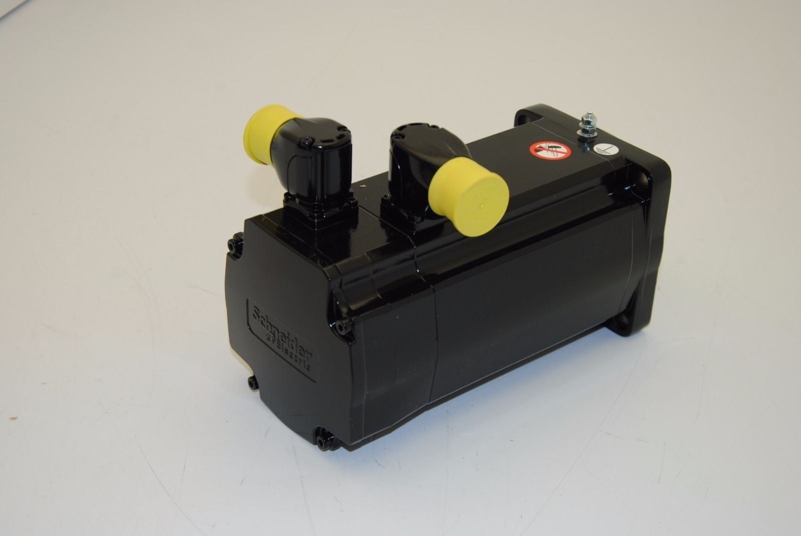 Schneider Electric BSH1001T11F2A Servo Motor 480VAC w/ Brake - NEW