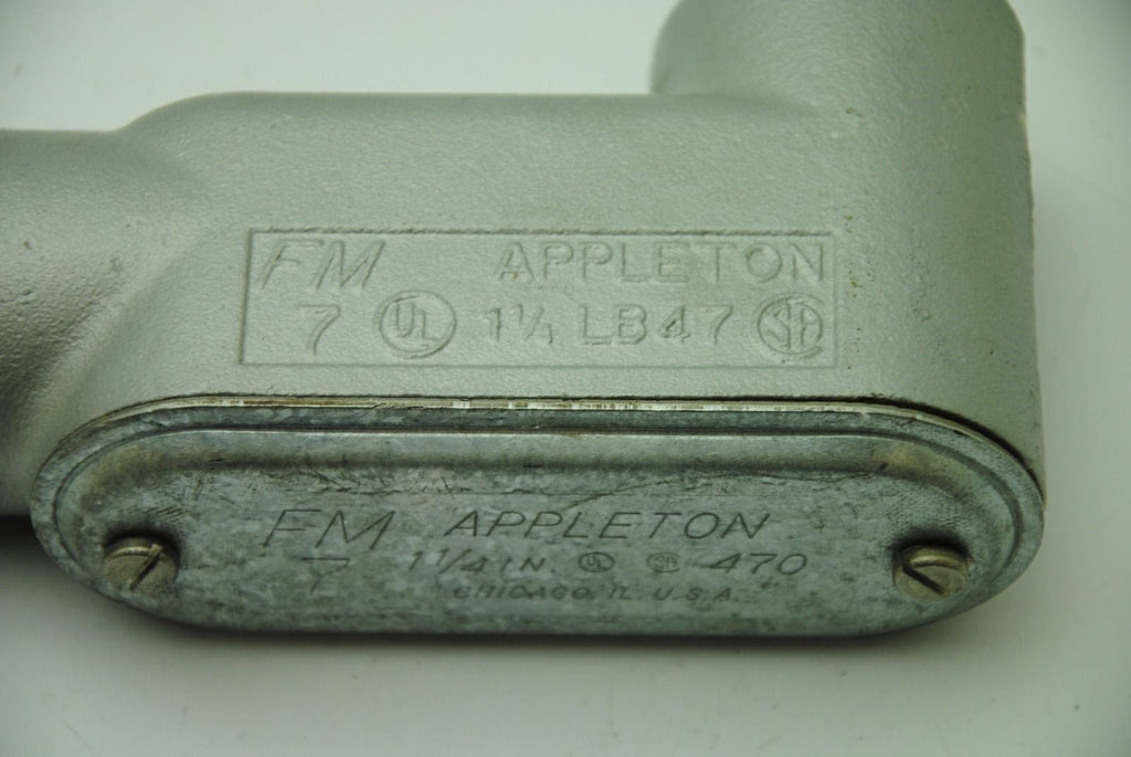 Appleton FM7, 1-1/4" 470 Conduit Body w/ Cover