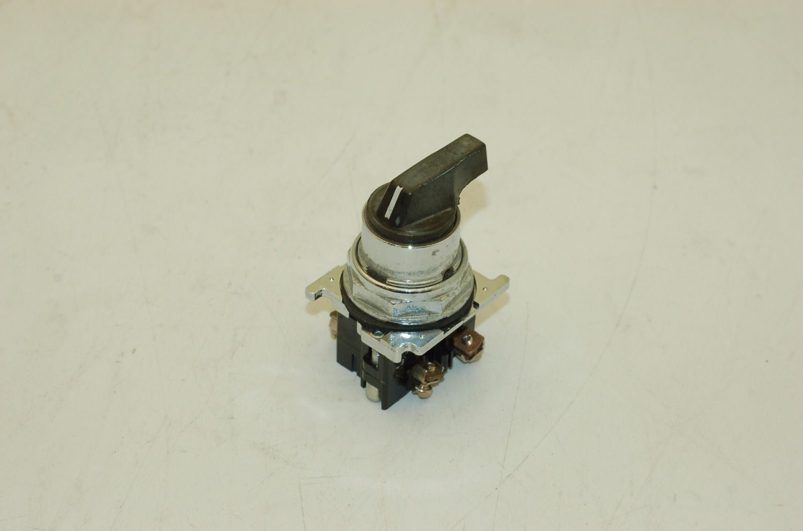 Cutler Hammer 043097 2-Pos Turn Switch, NC/NO