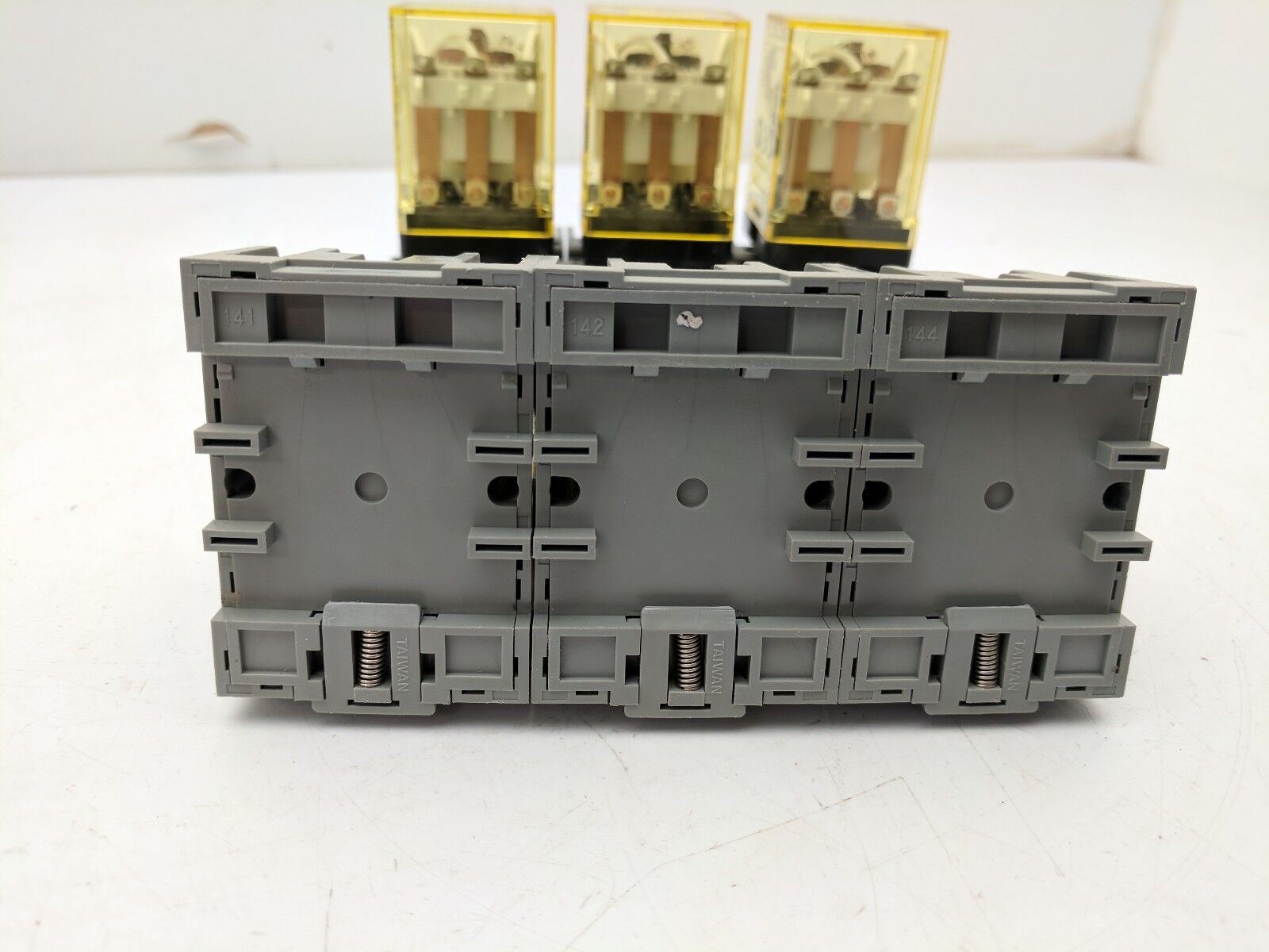 IDEC RR3PA-UL AC230V 50/60Hz Coil 230VAC Coil w/ IDEC DIN rail base LOT OF 6