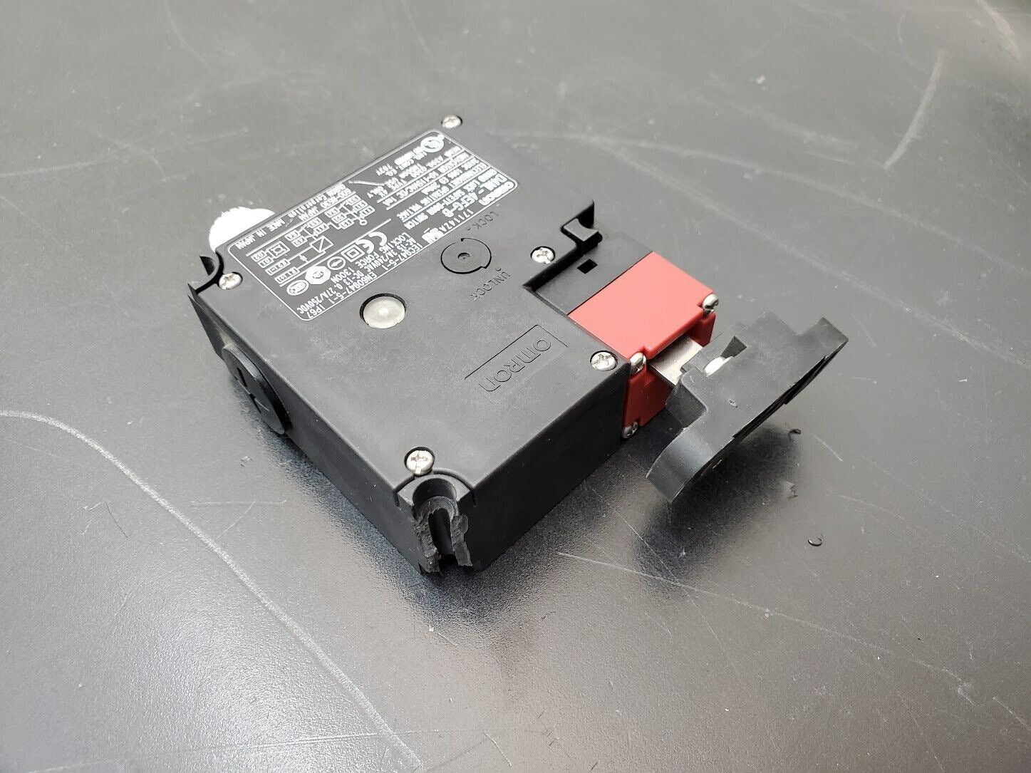 Omron D4NL-4EFG-B Guard Lock Safety Door Switch 24VDC Locking Force 1300N