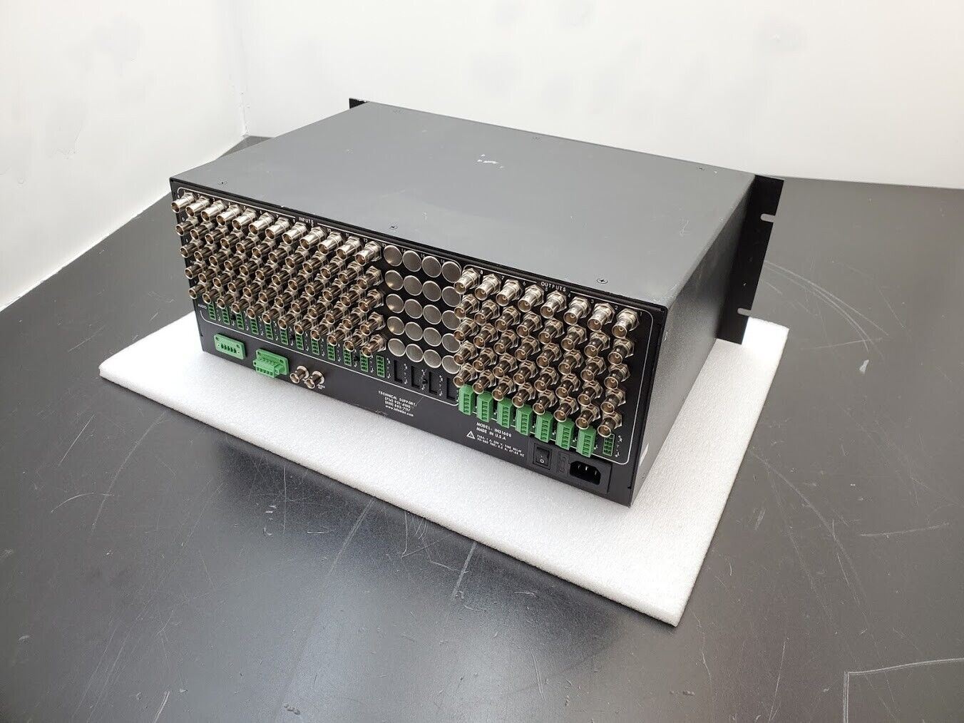 Inline IN31208 12-Input, 8-Output Presentation Switcher for RGBHV Audio Power On