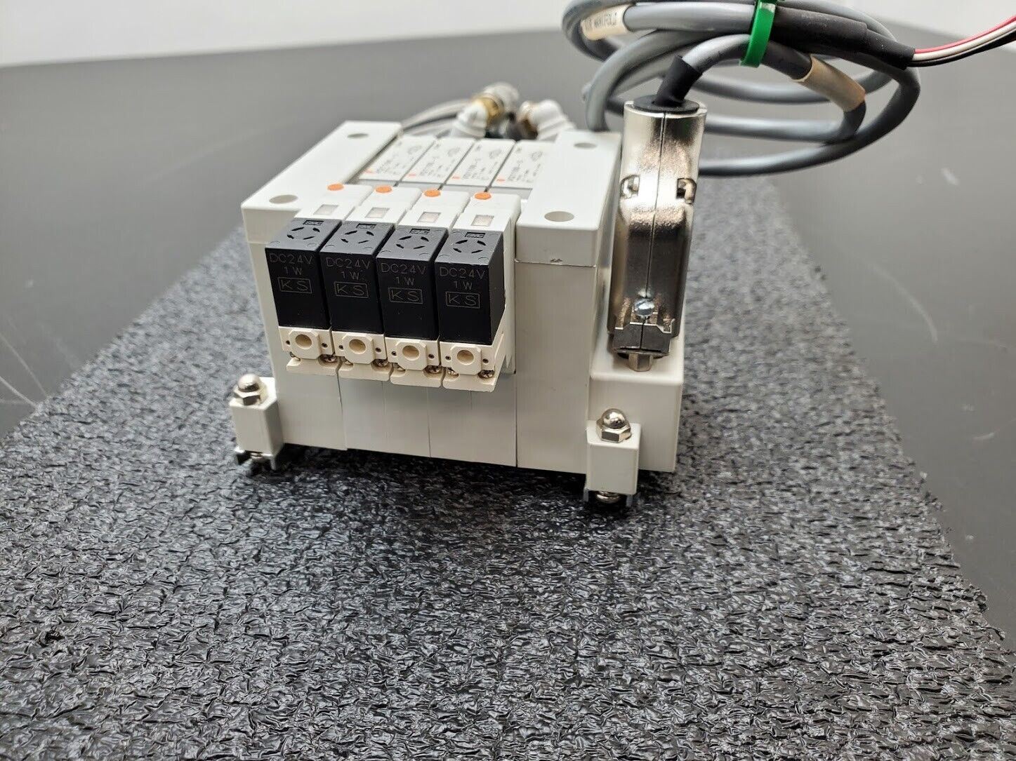 SMC Pneumatic Valve Block Control 4x VQ1100-5 DB25 Cable 2x PSE530-M5 Sensors