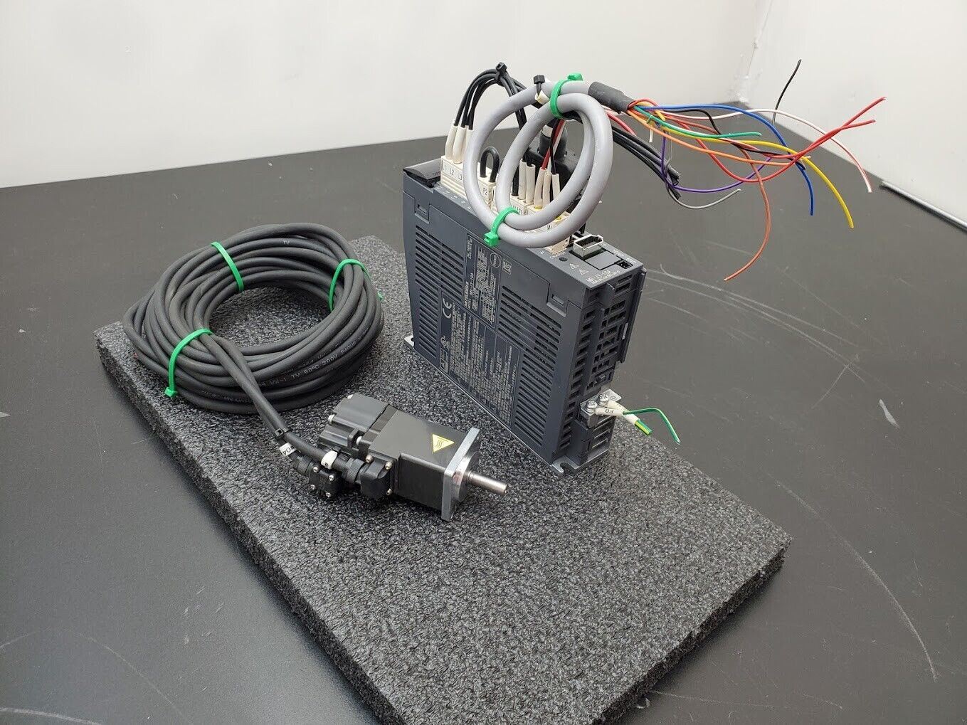 Mitsubishi 100W Servo Drive Amplifier HF-KP13 + MR-J3-10A 100W Servo Motor