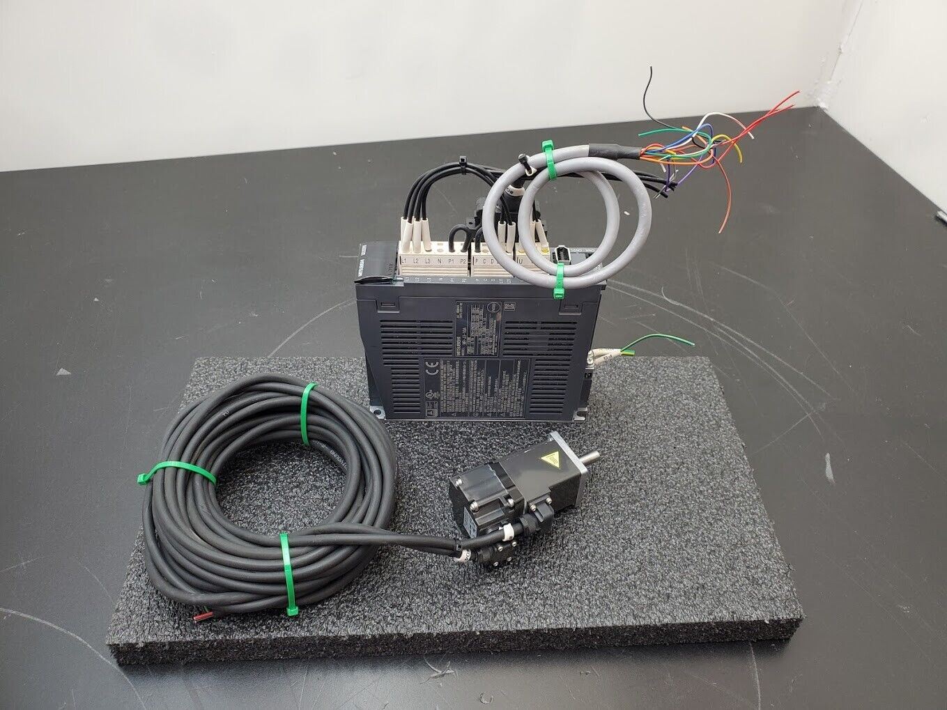 Mitsubishi 100W Servo Drive Amplifier HF-KP13 + MR-J3-10A 100W Servo Motor