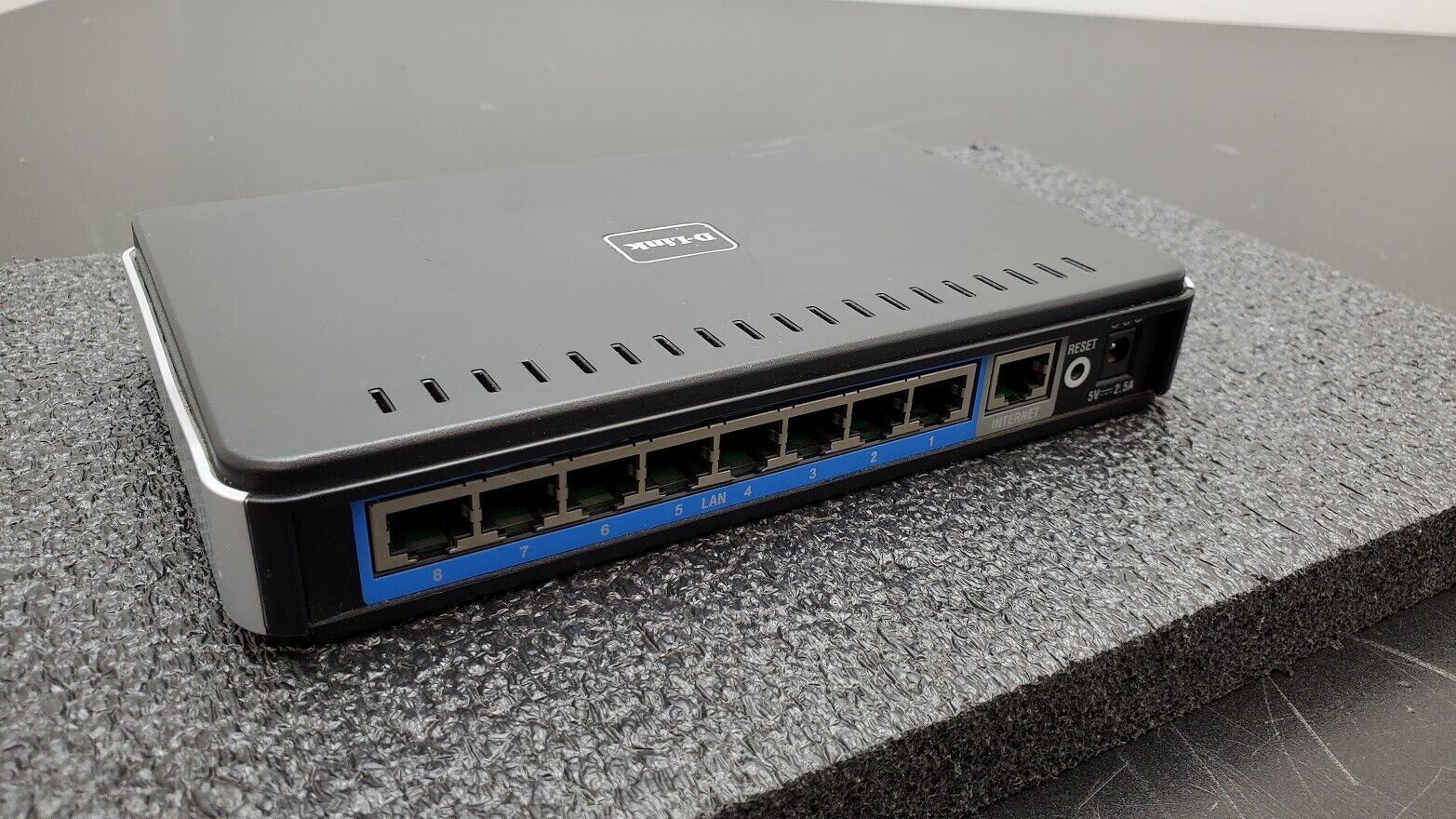 D-Link DIR-130 NetDefend VPN Firewall 8 10/100Mbps w/ 8-Port Switch