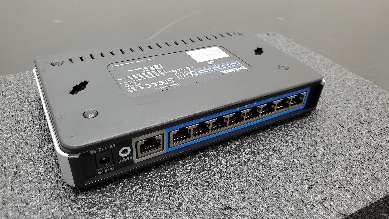 D-Link DIR-130 NetDefend VPN Firewall 8 10/100Mbps w/ 8-Port Switch