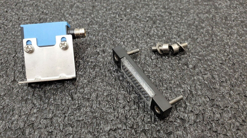 SICK Photoelectric Retro-Reflective Sensor WL140-2P430 w/ P45A Reflector