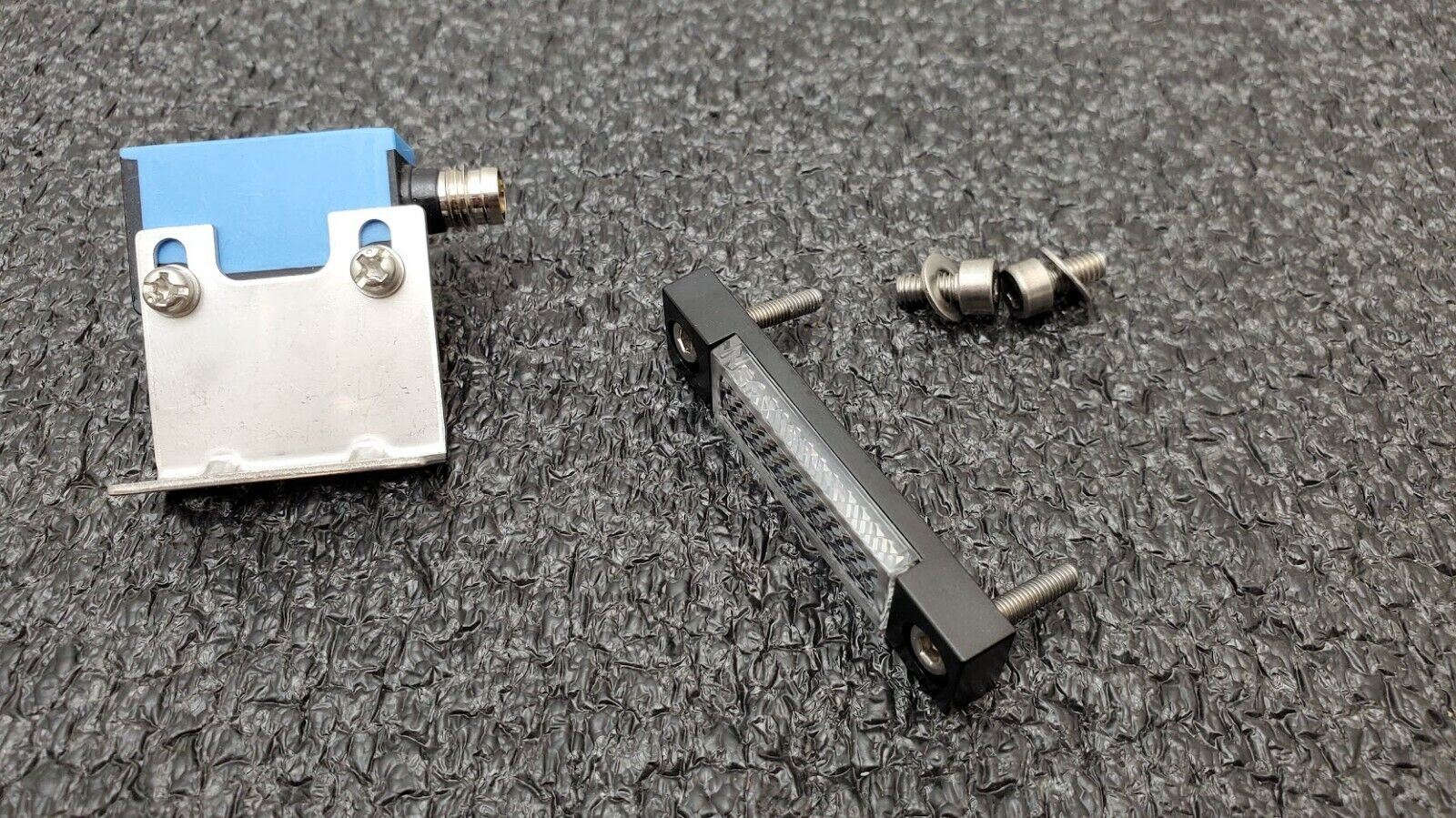 SICK Photoelectric Retro-Reflective Sensor WL140-2P430 w/ P45A Reflector