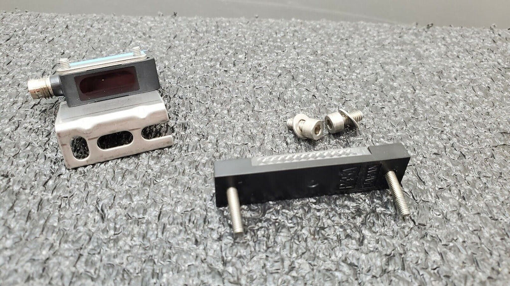 SICK Photoelectric Retro-Reflective Sensor WL140-2P430 w/ P45A Reflector