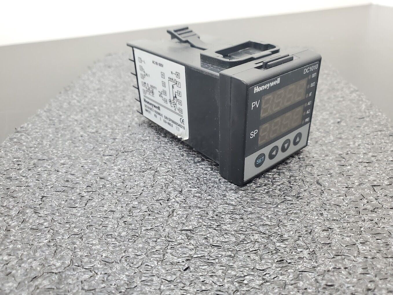 Honeywell DC1010 PID Temperature Controller DC1010CT-201000-E w/ Mounting Clips