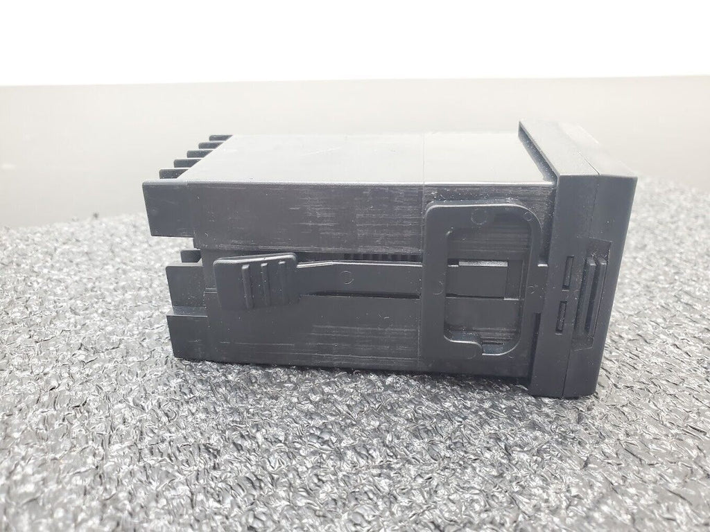 Honeywell DC1010 PID Temperature Controller DC1010CT-201000-E w/ Mounting Clips