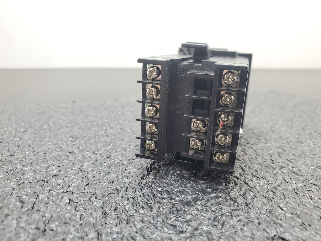 Honeywell DC1010 PID Temperature Controller DC1010CT-201000-E w/ Mounting Clips