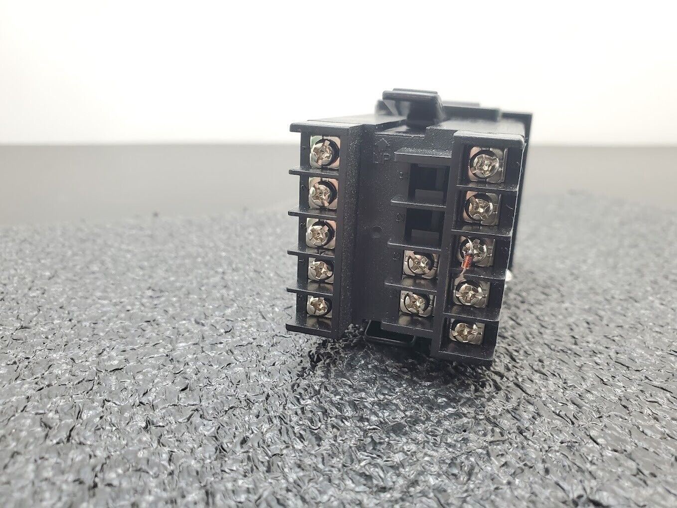 Honeywell DC1010 PID Temperature Controller DC1010CT-201000-E w/ Mounting Clips