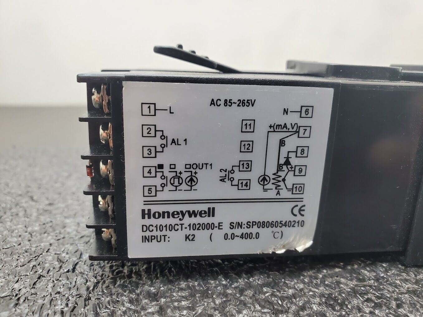 Honeywell DC1010 PID Temperature Controller DC1010CT-201000-E w/ Mounting Clips