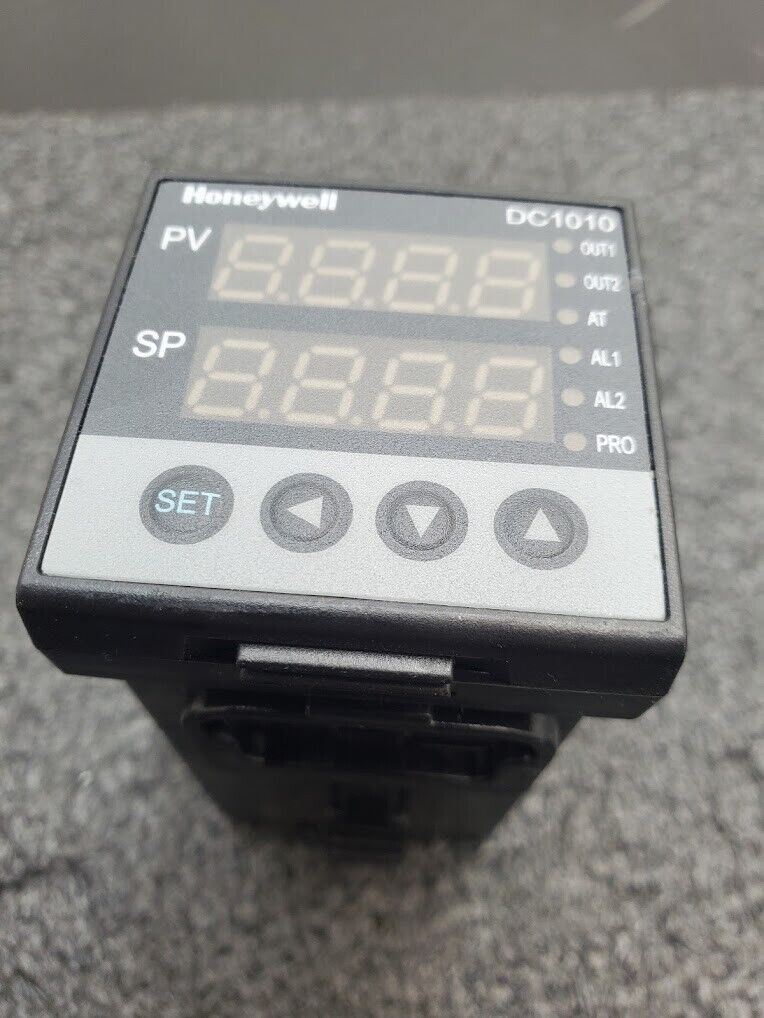 Honeywell DC1010 PID Temperature Controller DC1010CT-201000-E w/ Mounting Clips