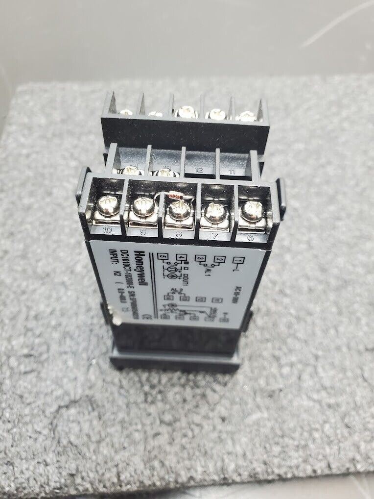 Honeywell DC1010 PID Temperature Controller DC1010CT-201000-E w/ Mounting Clips