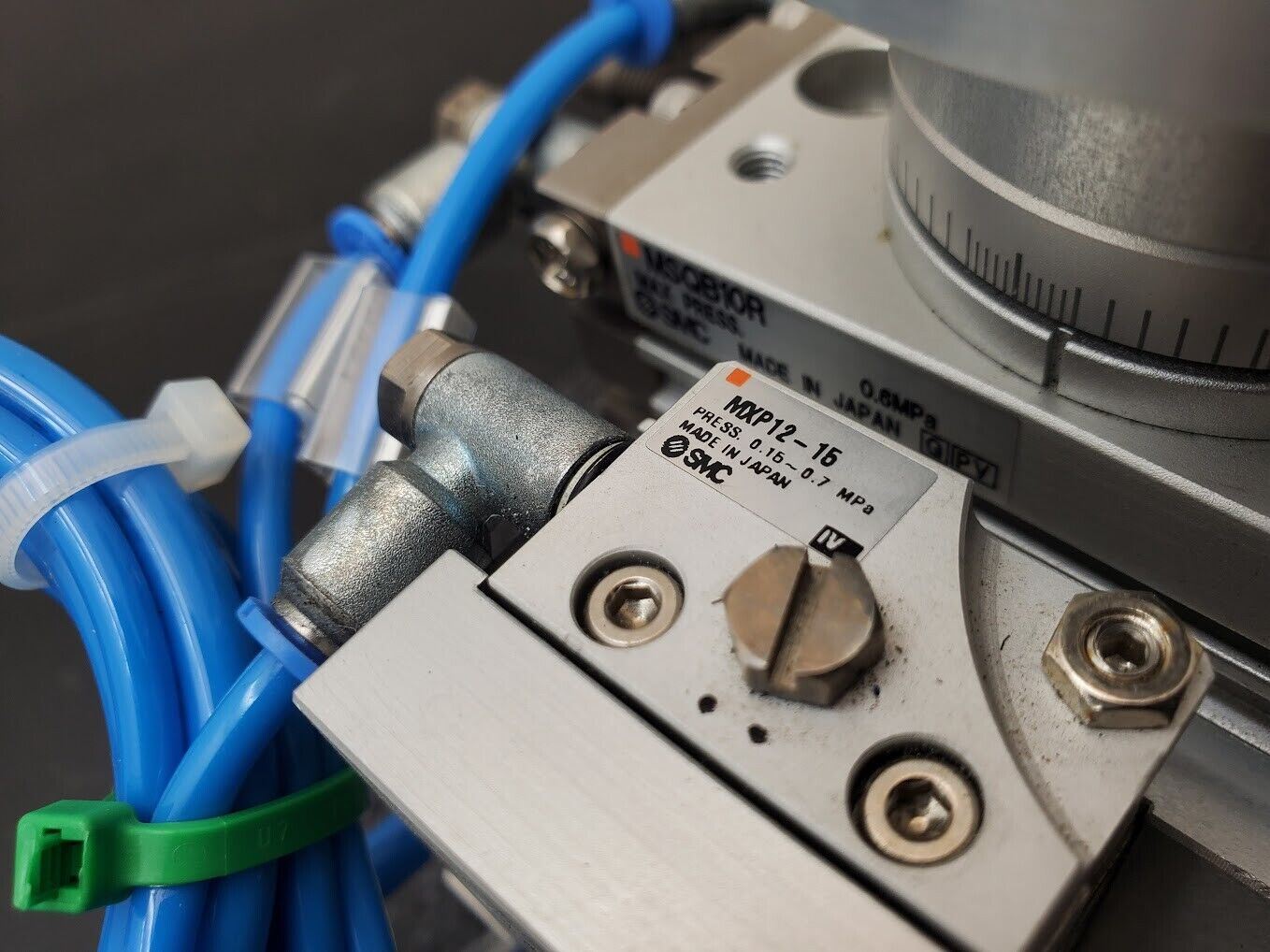 SMC Pnuematic Pick Lift Rotate Place Wafer Handling 180 Degree Rotary Robot