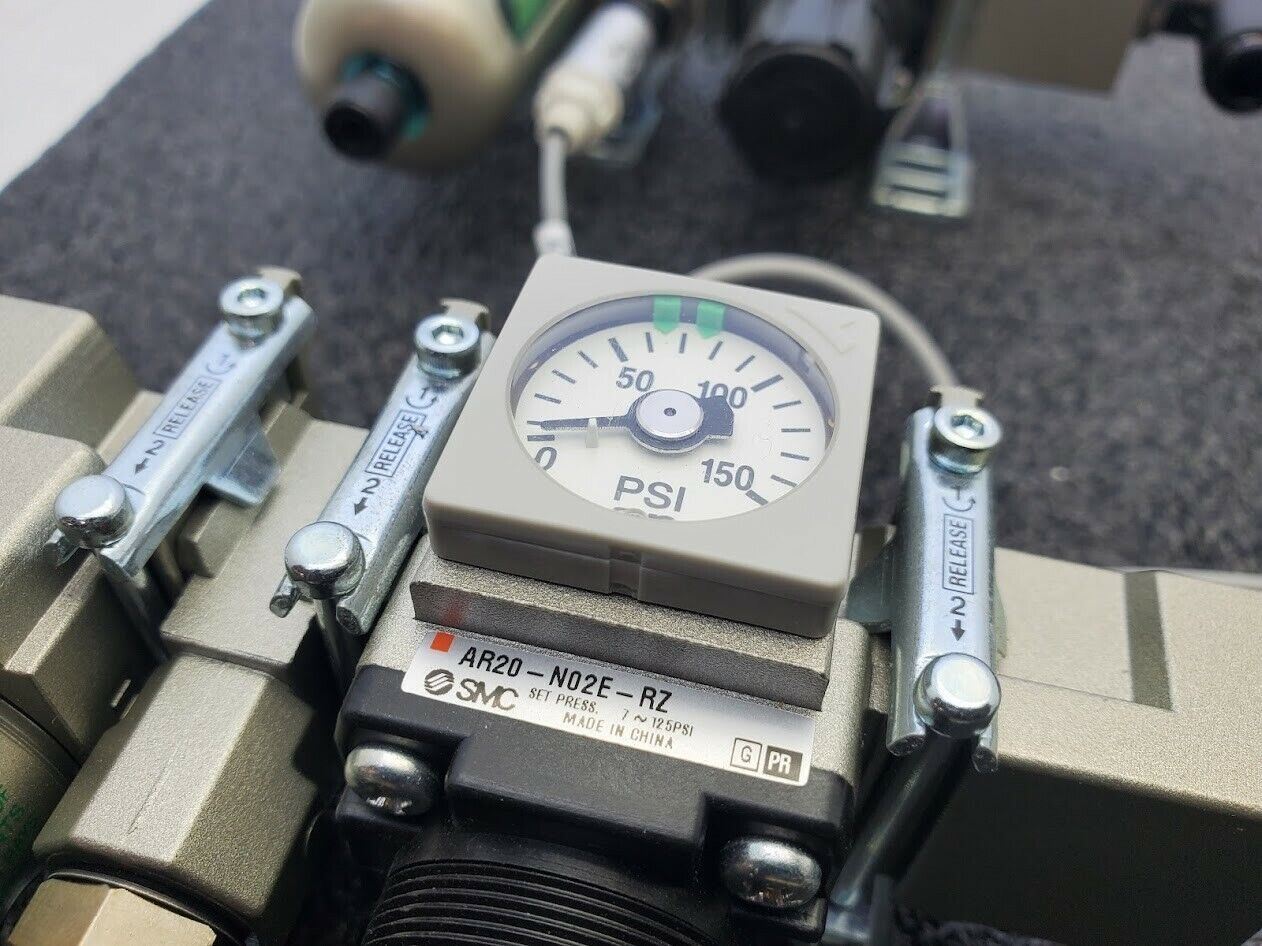 SMC AR20-N02E-RZ Regulator + AFM20-N02-6CZ Air Filter + PSE530-R06 Sensor