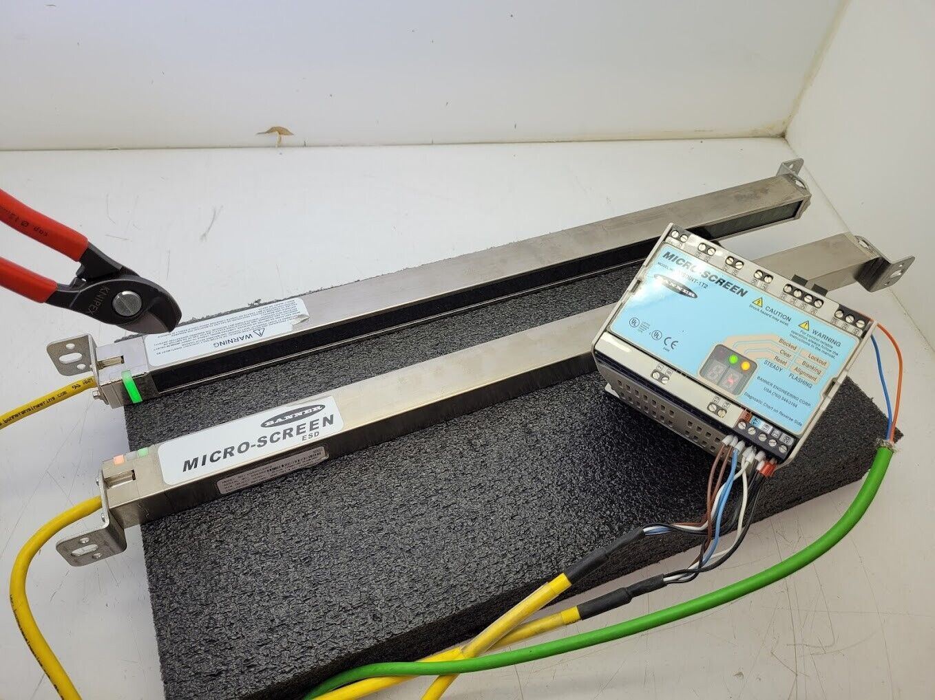 Banner USE2012NP2 & USR2012NP2 MICRO-SCREEN 20" Light Curtain Screen Set C