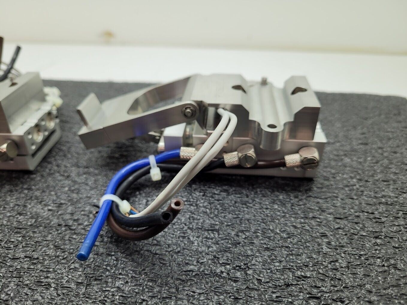 Lot of 2 SMC Pneumatic Gripper Arm Grabber Assy. 13-MXS8-20 with D-F9NWV Sensors