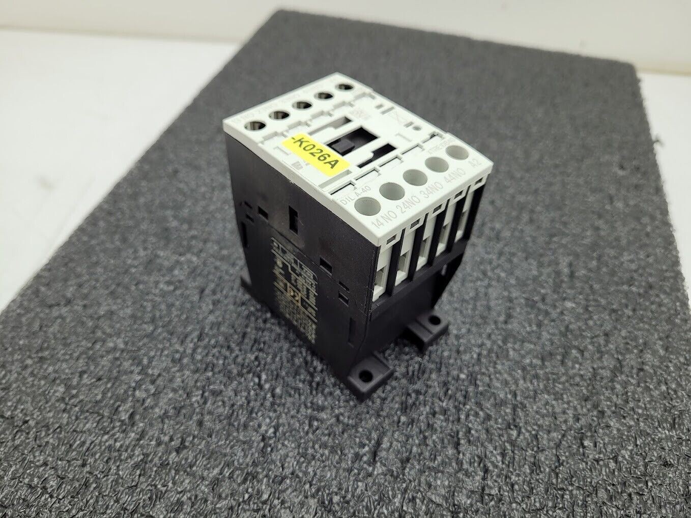 Eaton DIL A-40 24V Coil AC OR DC 4A/2A Contactor 4 Pole XTRE10B40 DIN Rail