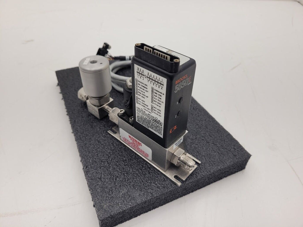 Brooks Instrument 5850E Mass Flow Controller MFC 5850E O2 Oxygen Gas 1 SLPM