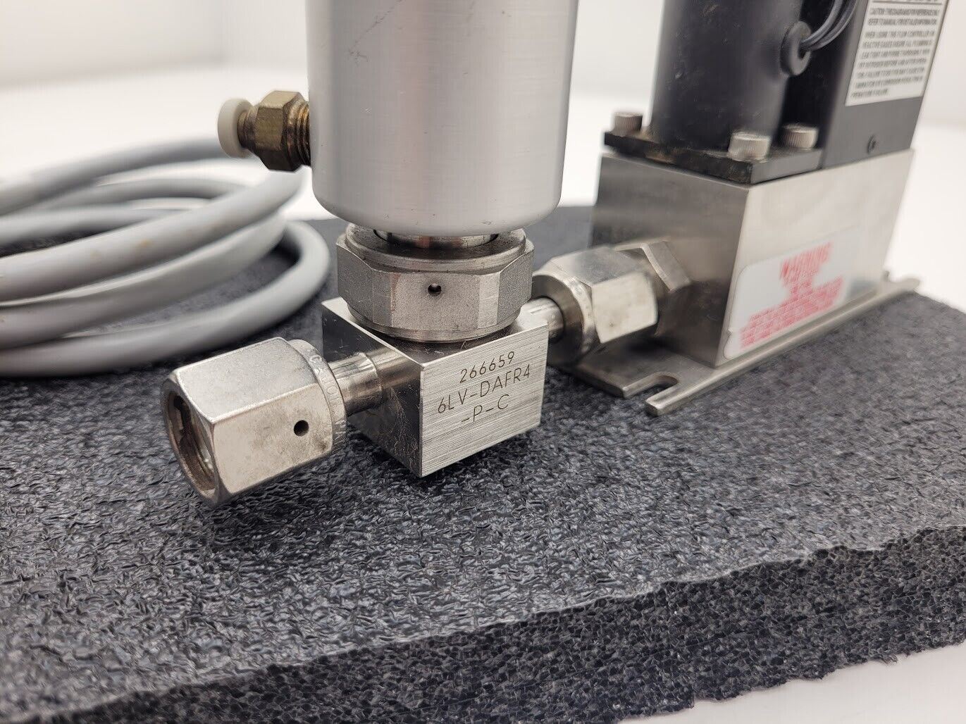 Brooks Instrument 5850E Mass Flow Controller MFC 5850E O2 Oxygen Gas 1 SLPM