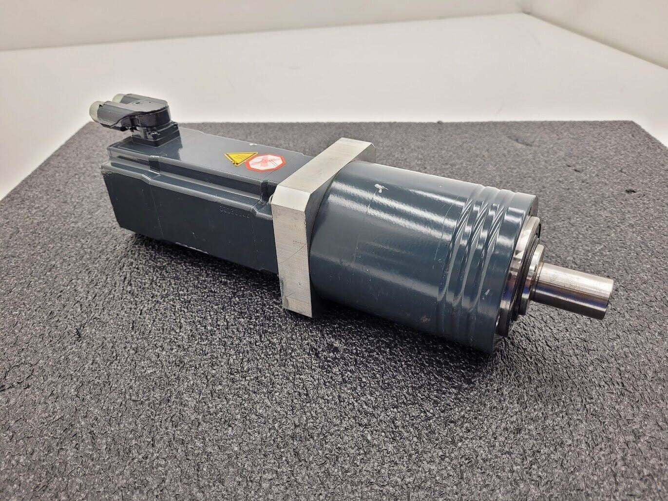 Beckhoff AM8032-0D00-0000 Servo Motor AG2210-+LP090S-MF2-25-0G1-3S 1:25 Gearhead