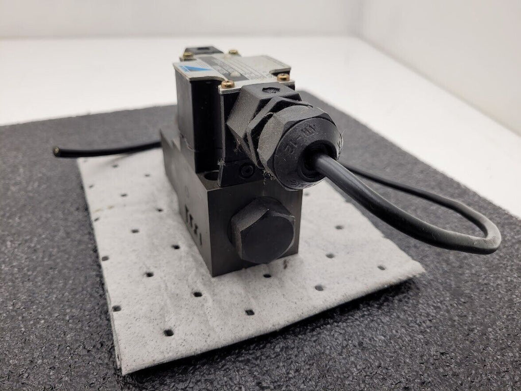 DAIKIN KSO-G02-2BA-30-E KS0 AC100V 50/60Hz Solenoid Controlled Hydraulic Valve