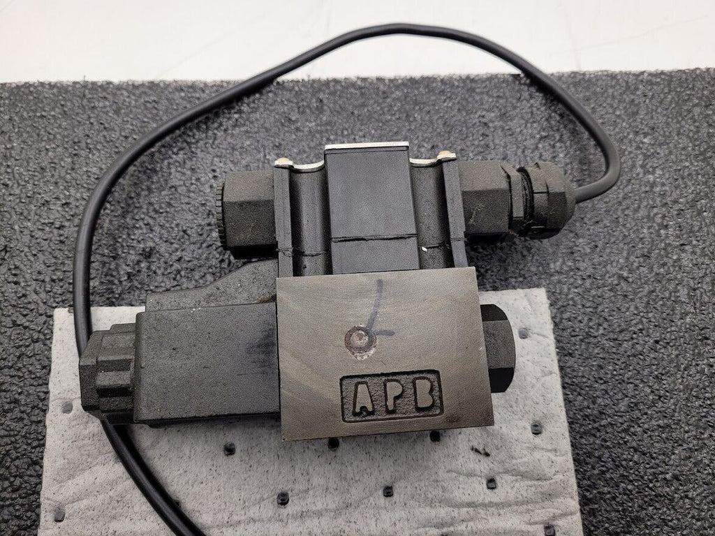 DAIKIN KSO-G02-2BA-30-E KS0 AC100V 50/60Hz Solenoid Controlled Hydraulic Valve