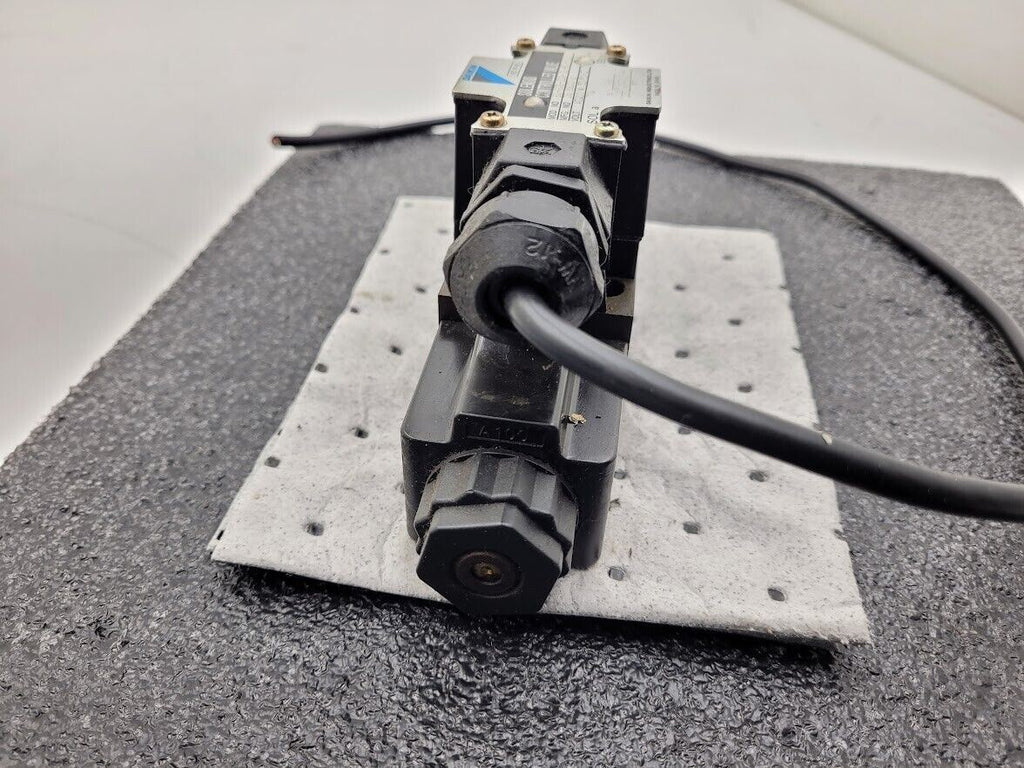 DAIKIN KSO-G02-2CA-30-E KS0 AC100V 50/60Hz Solenoid Controlled Hydraulic Valve