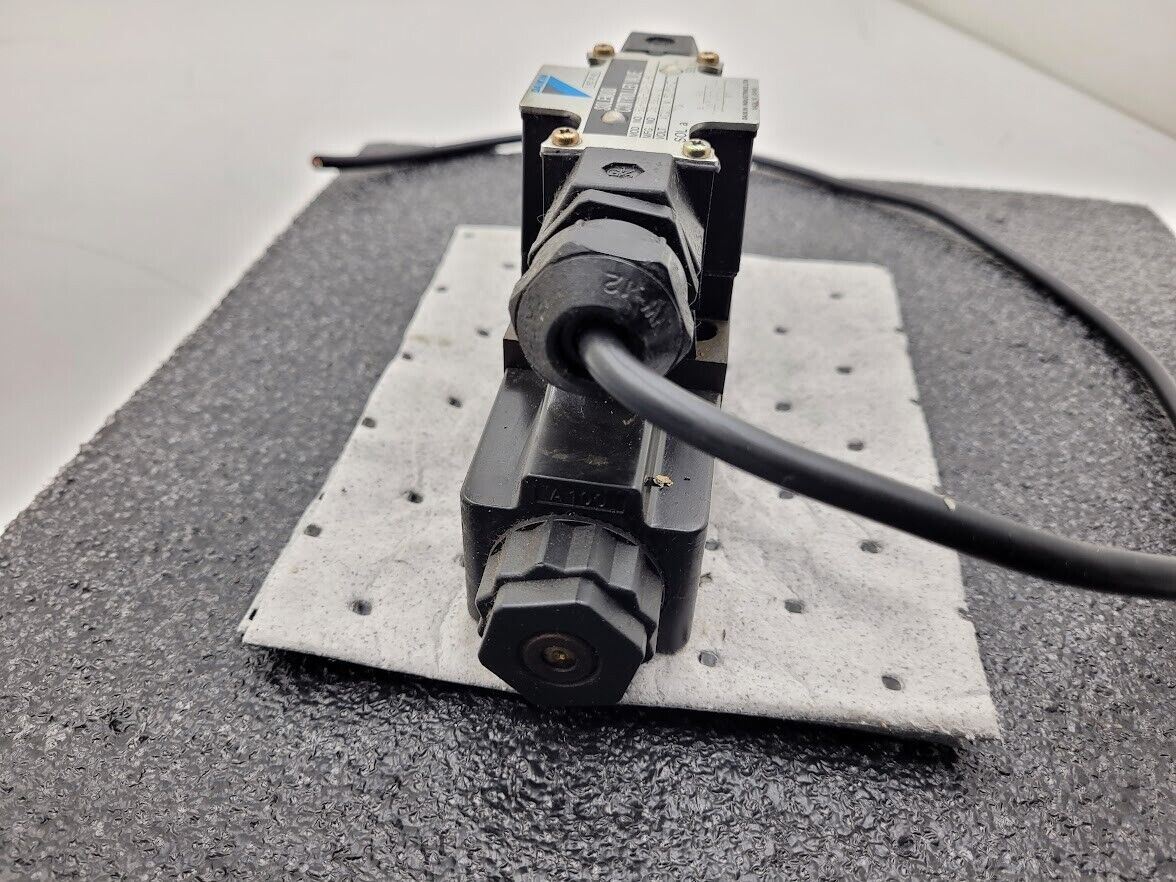 DAIKIN KSO-G02-2CA-30-E KS0 AC100V 50/60Hz Solenoid Controlled Hydraulic Valve