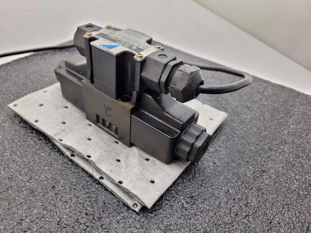 DAIKIN KSO-G02-2CA-30-E KS0 AC100V 50/60Hz Solenoid Controlled Hydraulic Valve