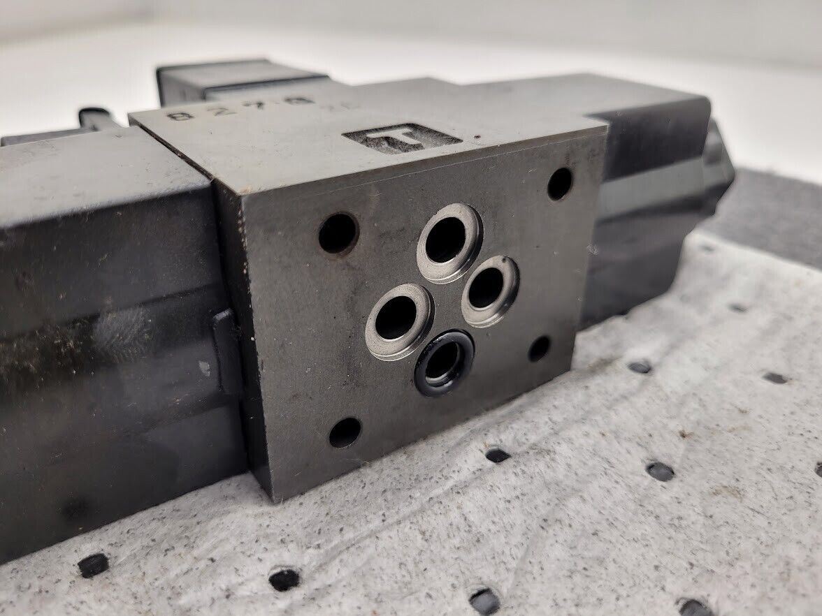 DAIKIN KSO-G02-2CA-30-E KS0 AC100V 50/60Hz Solenoid Controlled Hydraulic Valve