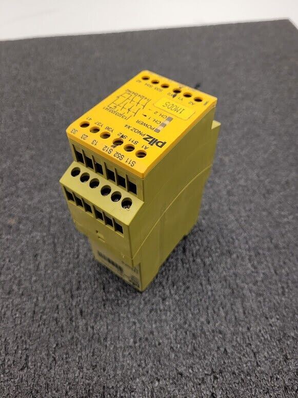 Pilz PNOZ X4 24VDC 3n/o 1n/c 774730 Safety Switching Device DIN Rail