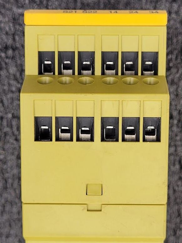 Pilz PNOZ X4 24VDC 3n/o 1n/c 774730 Safety Switching Device DIN Rail