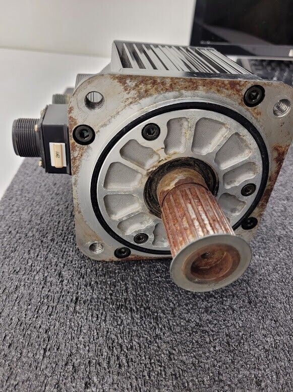 Yaskawa SGMG-05V2AB Servo Motor 450W 1500RPM Working Pull