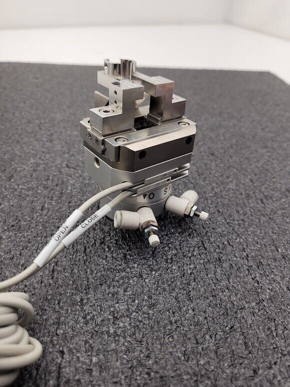 SMC MDHR2C-20R Gripper Rotary Actuated MHR Grippers w/ D-M9N Sensors