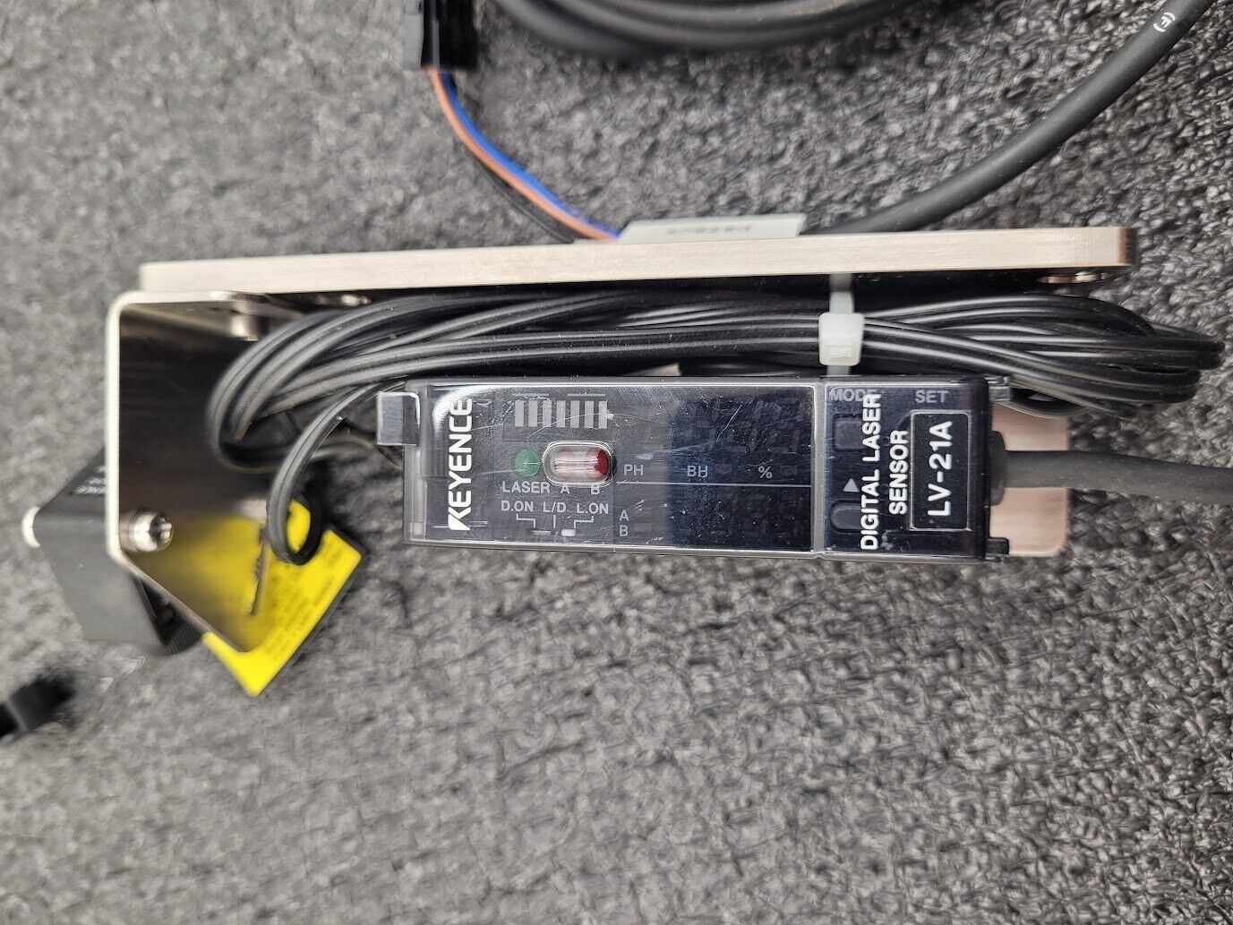 Keyence LV-21A Photoelectric Digital Laser Amplifier + LV-H32 Reflective Sensor