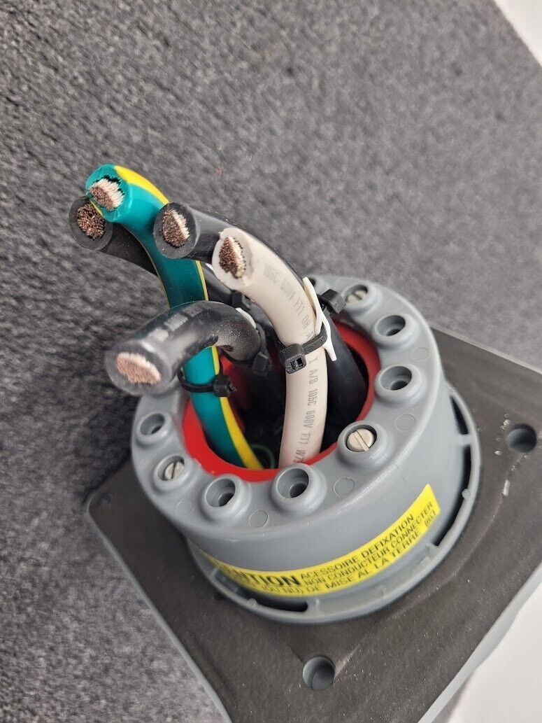 Hubbell HBL5100B7W 100-Amp INLET/REVERSE SERVICE RECEPTACLE 100A 3Ph 5W 277/480V