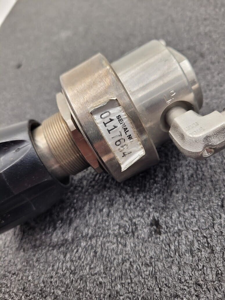 APTech High Pressure Corrosive Gas Regulator/Shutoff 1000PSI to 60PSI 1/4" M VCR