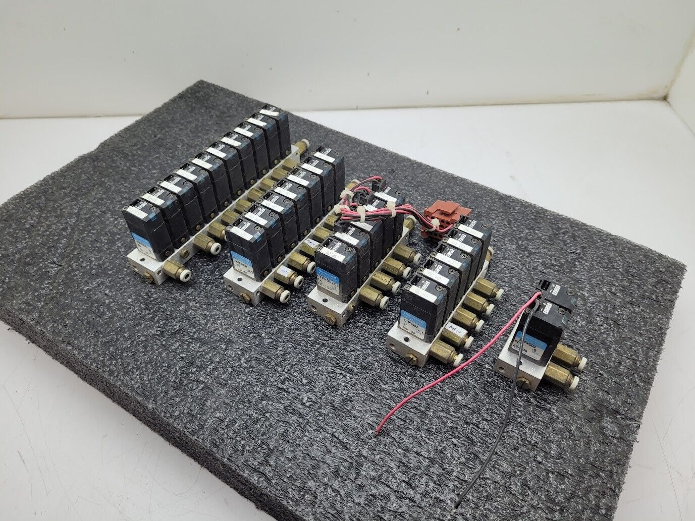 Lot of 29x Honeywell Solenoid Valve Block K3PX002 24VDC 28-100PSI 5/32 Connector